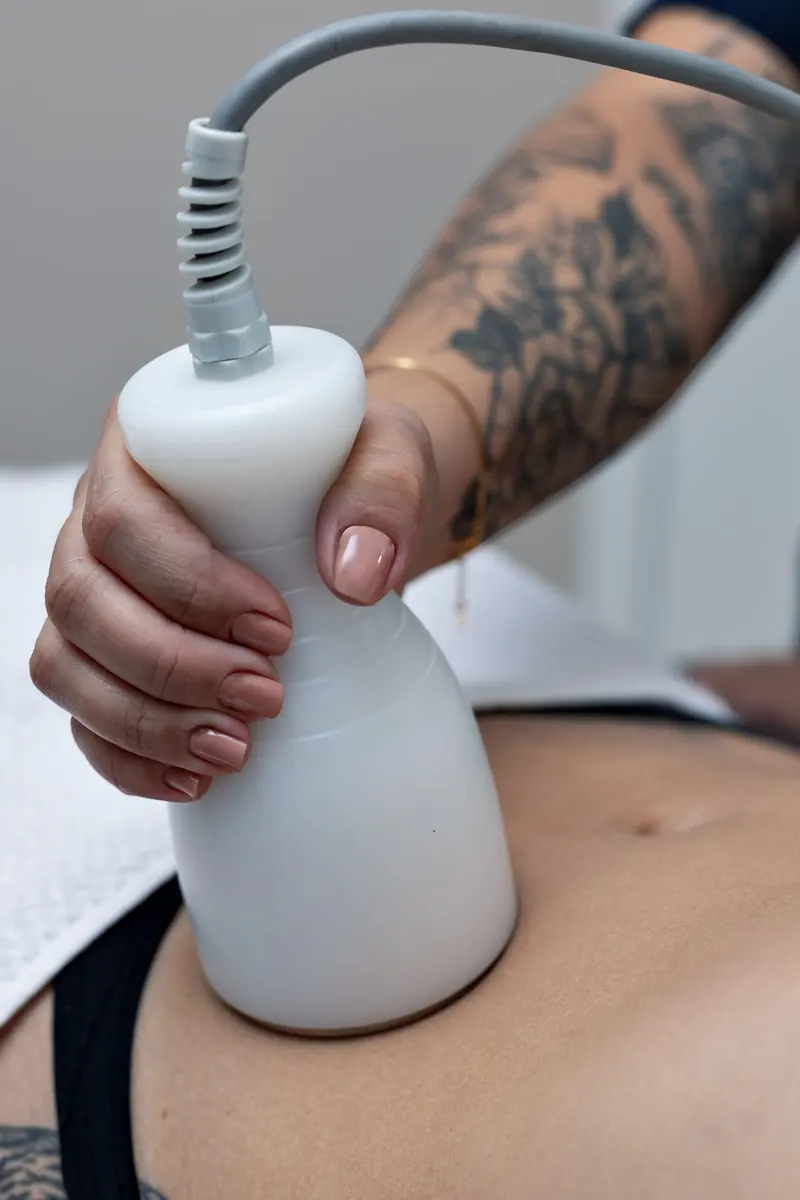 A handheld body contouring device on the skin